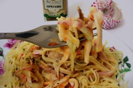 Фото к рецепту: Паста с кальмарами в сливочном соусе.