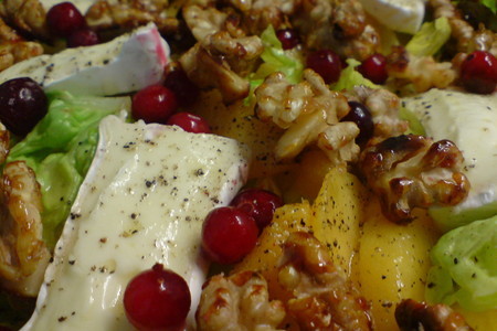 Фото к рецепту: Салат из сыра камамбер,карамелизированных орехов и персиков под цитрусовым винегретoм
