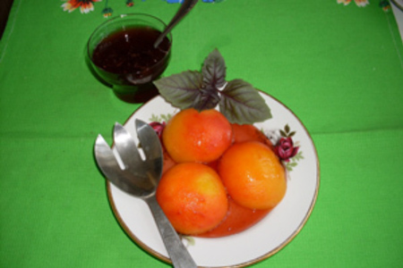 Фото к рецепту: Персики в сиропе с базиликом