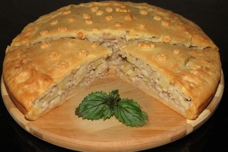 Фото к рецепту: Мясной пирог по уральски  "фм - ужин для всей семьи за 150 рублей."