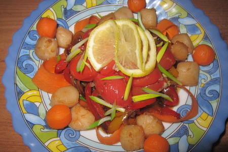 Фото к рецепту: Тёплый салат с гребешком