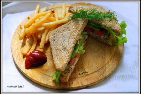 Сэндвич с рыбным салатом. домашний фаст фуд.