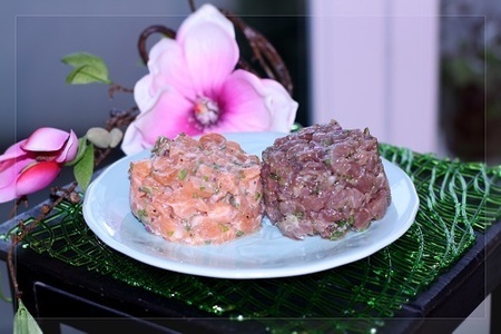 Тартар из лосося и тунца с каперсами и шнитт-луком