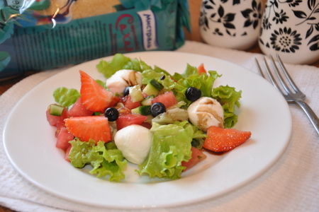 Фото к рецепту: Свежий овощной салат с клубникой
