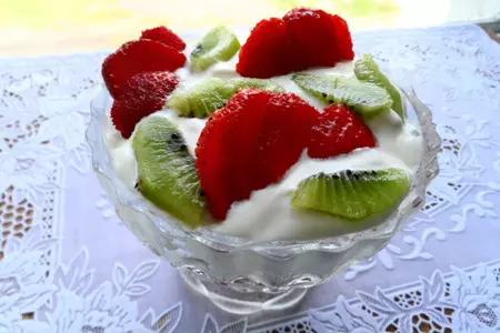 Десерт с зефиром, клубникой и киви