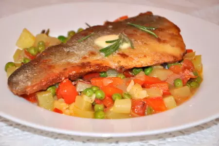 Жареный сибас и овощное рагу с розмарином.