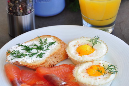 Фото к рецепту: Яйца в корзинках - быстрый завтрак