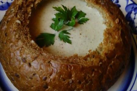 Грибной крем-суп в хлебной тарелке