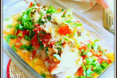 Морской окунь с помидорами и сыром