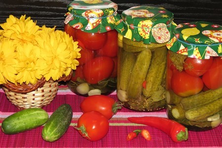 Фото к рецепту: Маринад  для помидор  и огурцов в мультиварке