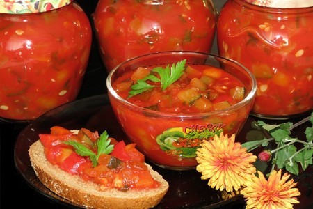 Фото к рецепту: Салат из цукини и болгарского перца на зиму  в мультиварке
