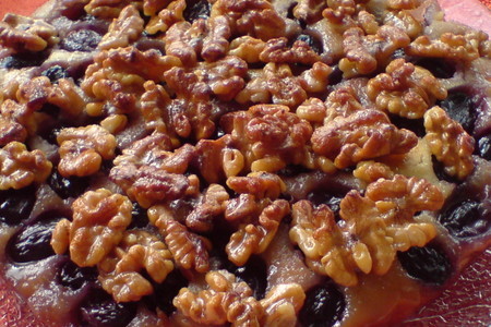 Пирог с виноградом и орехами