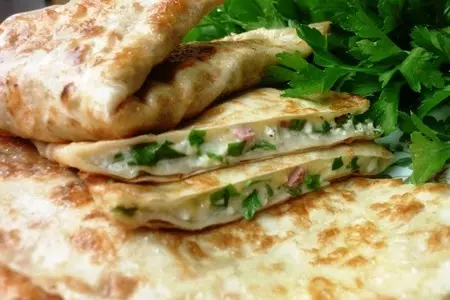 Лепешка с сырной начинкой