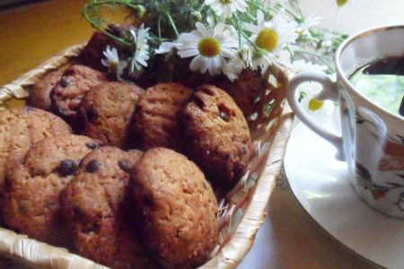 Фото к рецепту: Печенье из цельнозерновой муки с шоколадными каплями "в последний день лета"