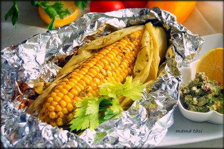 Фото к рецепту: Кукуруза-гриль с ароматным маслом.