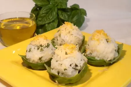 Рисовые  шарики в лодочках из базилика с орешками и сыром.