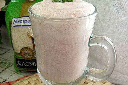Фото к рецепту: Рисовый напиток с клубникой "розовый жасмин"