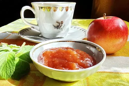 Яблочное повидло с корицей и базиликом