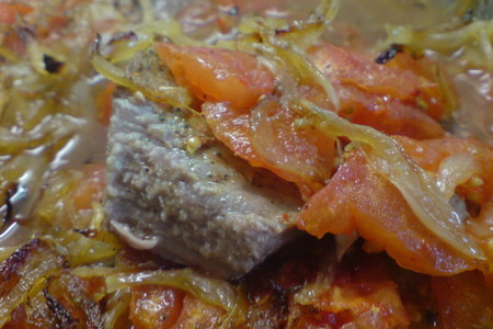 Свинина  запечённая с луком,томатами и вином