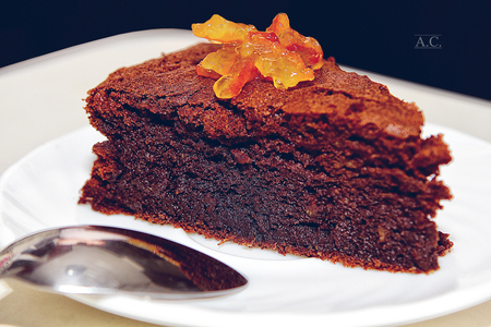 Фото к рецепту: Шоколадно-апельсиновый пирог