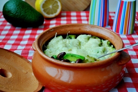 Фото к рецепту: Фасоль с авокадо ,запечённые в горшочке