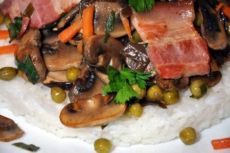 Фото к рецепту: Рис с грибами и овощами