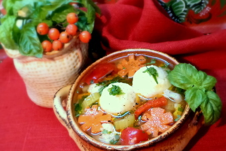 Легкий суп "осенний ноктюрн" овощной с рисово- сырными  шариками с мясной начинкой. 