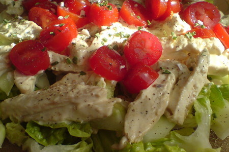 Горячий салат с куриной грудкой и овощами
