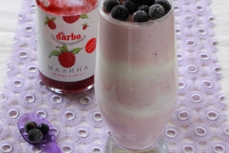 Воздушный десерт из йогурта с малиновым конфитюром