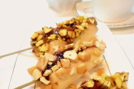 Мороженое "банан- лакомка" с низкокалорийным конфитюром с ореховой посыпкой!