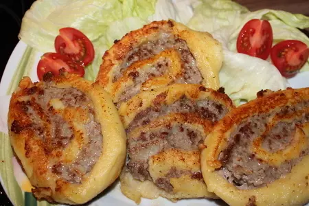 Картофельный рулет с фаршем