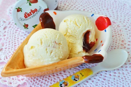 Фото к рецепту: Йогуртовое мороженое с конфитюром darbo