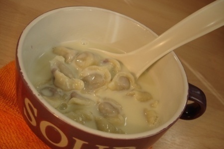 Фото к рецепту: Сладкий молочный суп с тортеллини  и заварным кремом