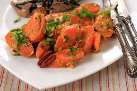 Гарнир из моркови с зеленым луком и орехами пекан. тест-драйв