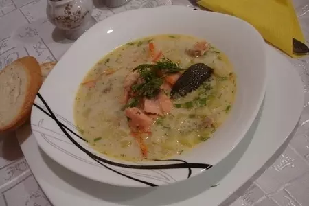 Нежный, сливочный рыбный суп с тушеными овощами