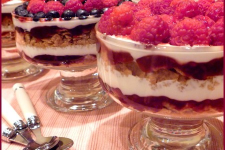 Десерт ягодно-йогуртовый с конфитюром и хлопьями