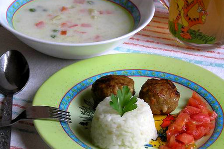 Молочно-овощной суп, котлетки с морковью, рис и компот - идеальный обед для малыша за 60 минут