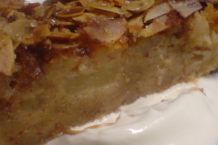 Сметанный яблочный пирог с корицей и миндалем
