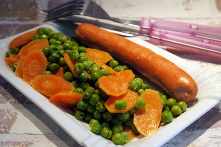 Легкий гарнир из моркови с зеленым горошком