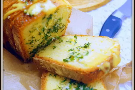 Хлеб тостовый из кукурузной муки. хлебные ломтики, запечённый с зелёным маслом и сыром. тест-драйв.