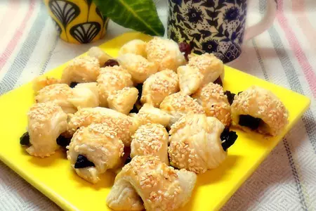 Рулетики- улитки слоеные с курагой и черносливом.