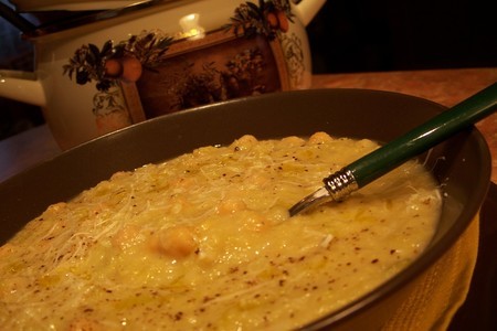 Густой луково-нутовый  суп с пармезаном.