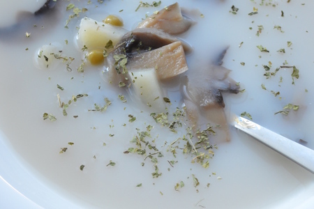 Фото к рецепту: Суп из шампиньонов с зеленым горошком