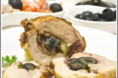 Кролик фаршированный маслинами и моцареллой.