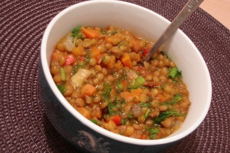 Фото к рецепту: Чечевица с овощами в томатном соусе тест драйв vitek