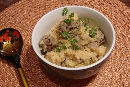 Фото к рецепту: Каша пшеничная с мясными фрикадельками в сливочном соусе