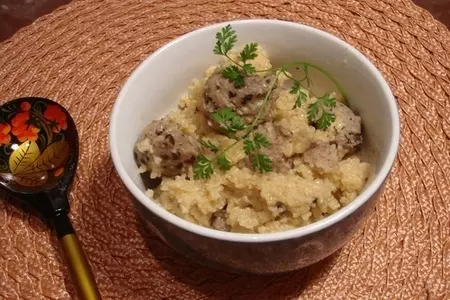 Каша пшеничная с мясными фрикадельками в сливочном соусе