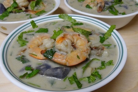 Крем суп с омарами, креветками и мидиями