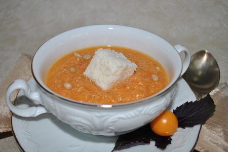 Томатный суп с физалисом, кедровыми орешками и суфле из грана падано