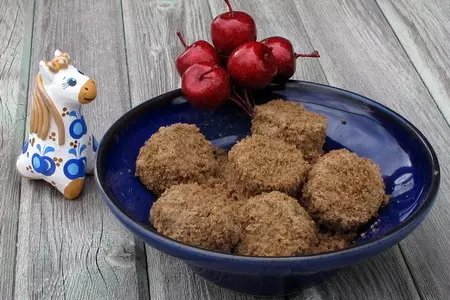 Конфеты из куриной печени в ржаной земле с яблочной начинкой
